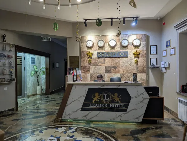 Отель Leader
