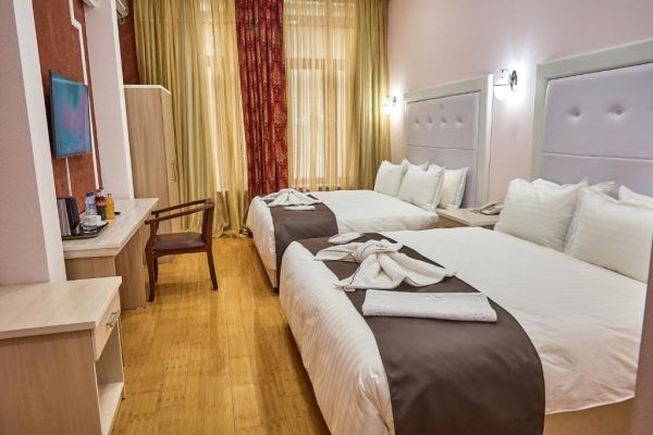 Queens 2 hotel