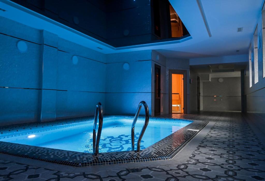 Level Business Hotel
