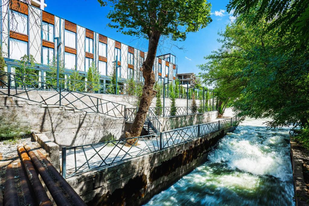 Hotel River Inn