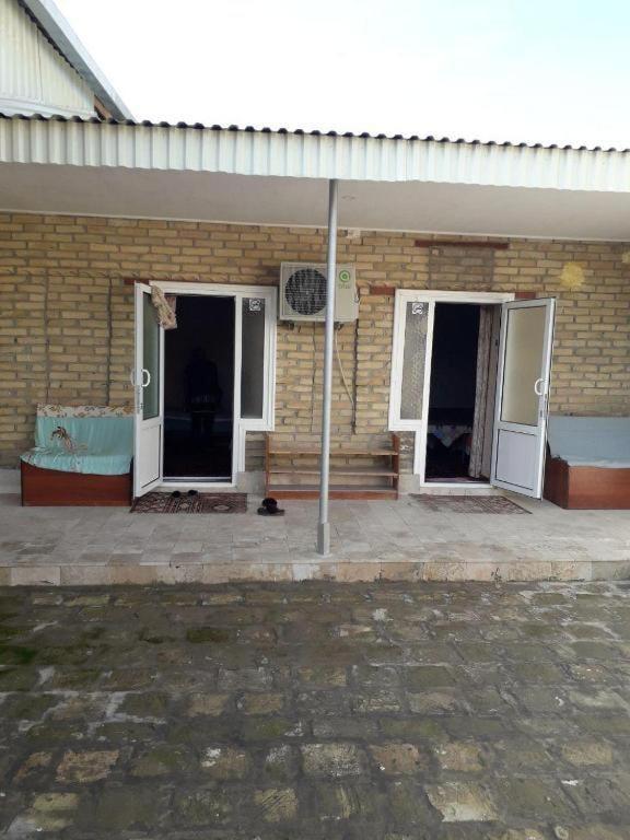 Hoja Kalonning "biz do'stlardamiz" mehmon uyi