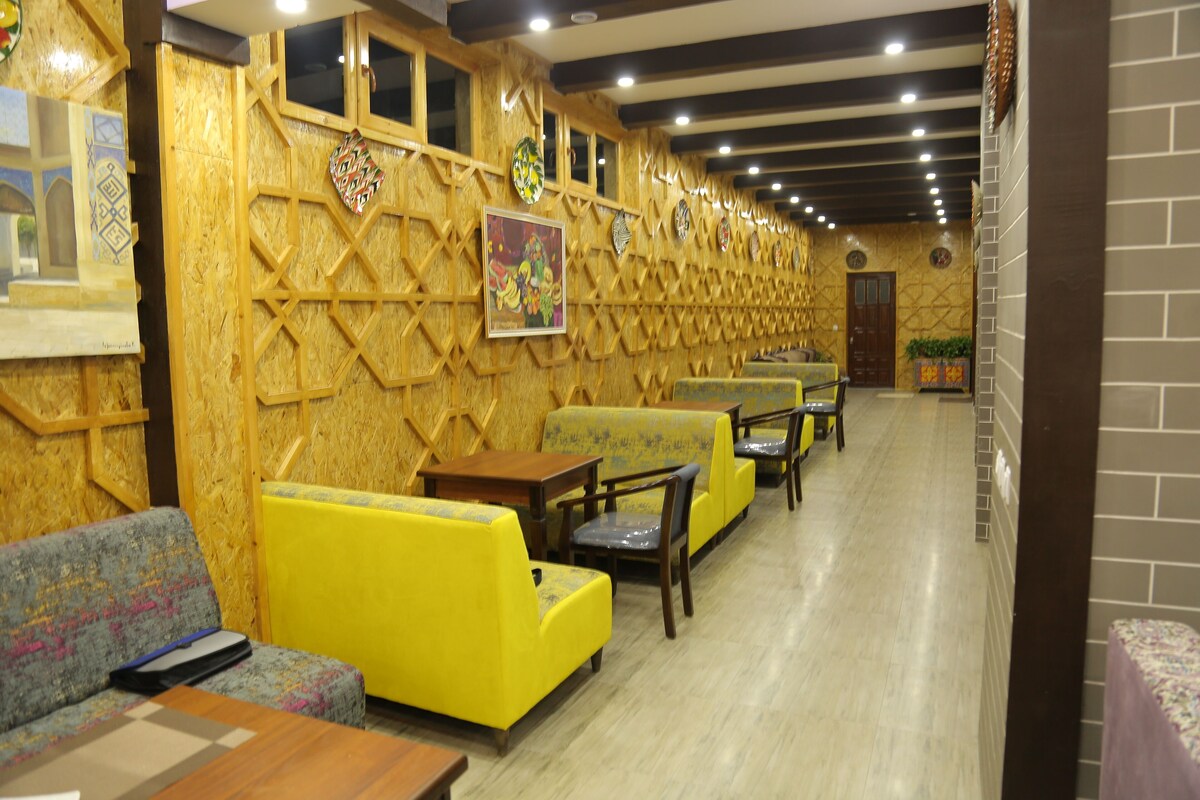 Galereya mehmonxonasi va yotoqxonasi