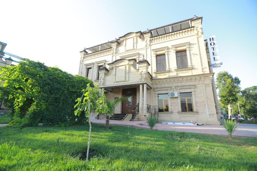 Boulevard Palace