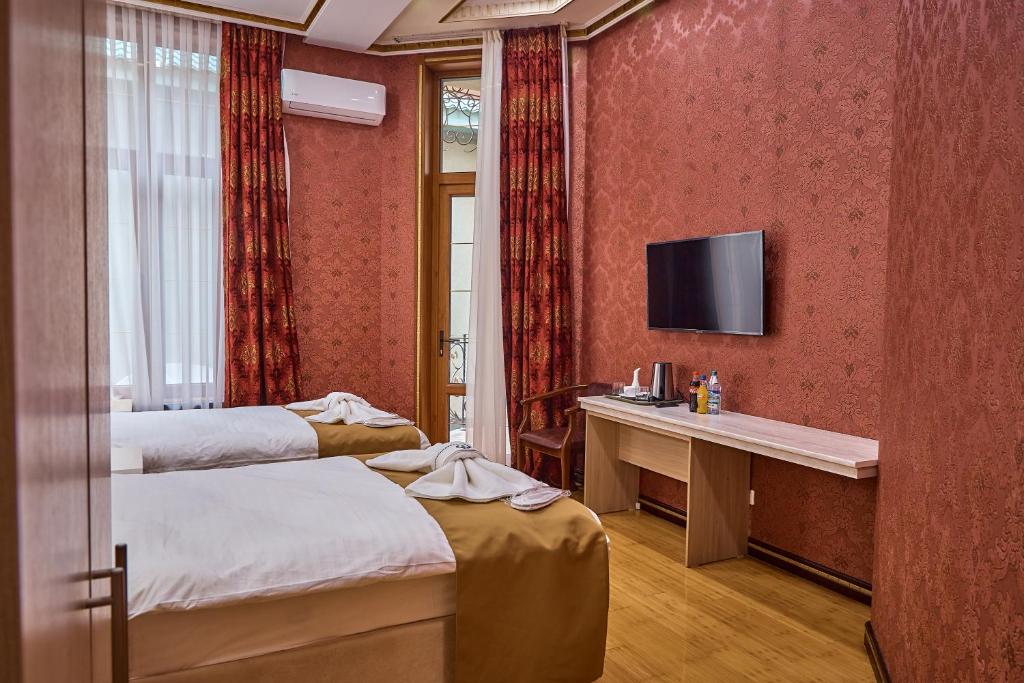 Queens 2 hotel