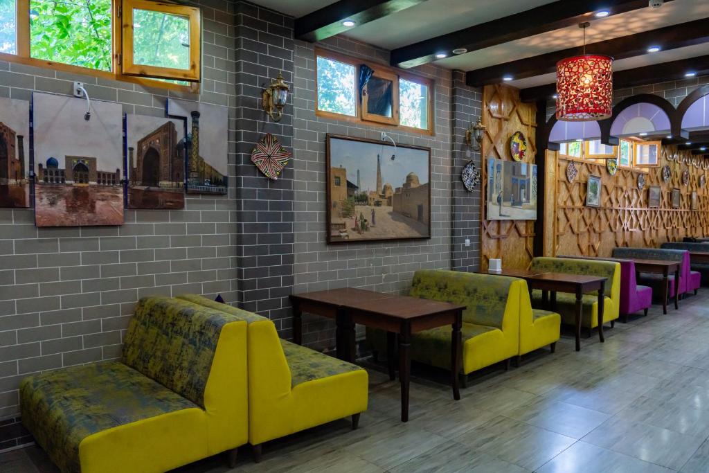 Gallery Hotel and Hostel