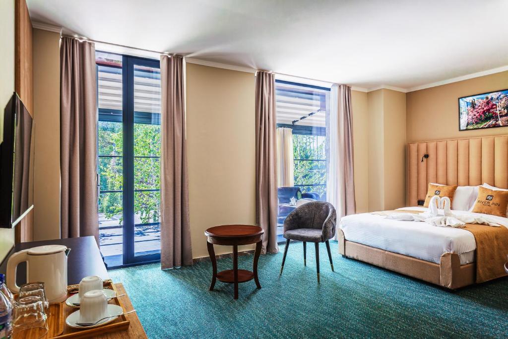 Hotel River Inn