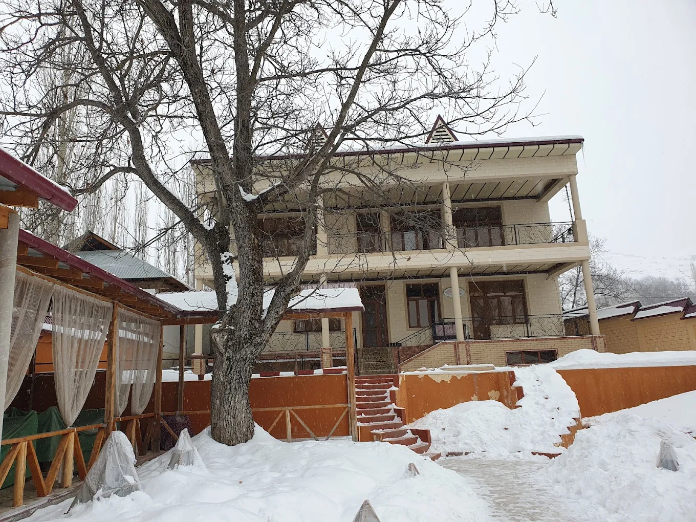 Зона отдых APACHI в горах ЧИМГАН