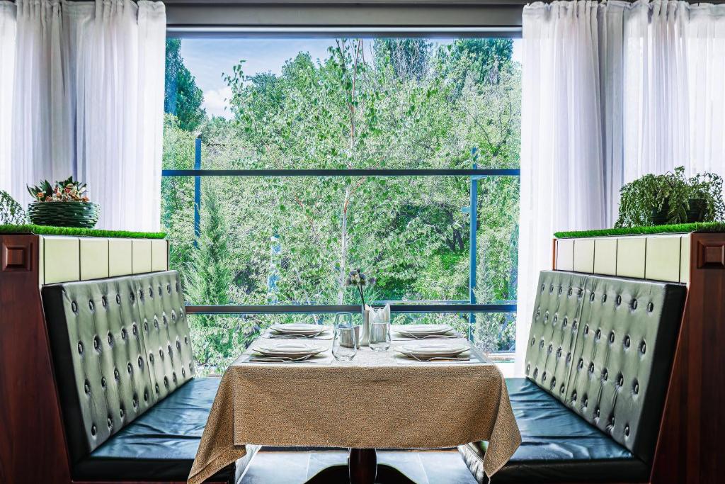 Hotel River Inn