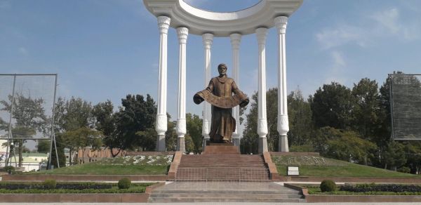 Центральны парк и памятник Аль-Фергани