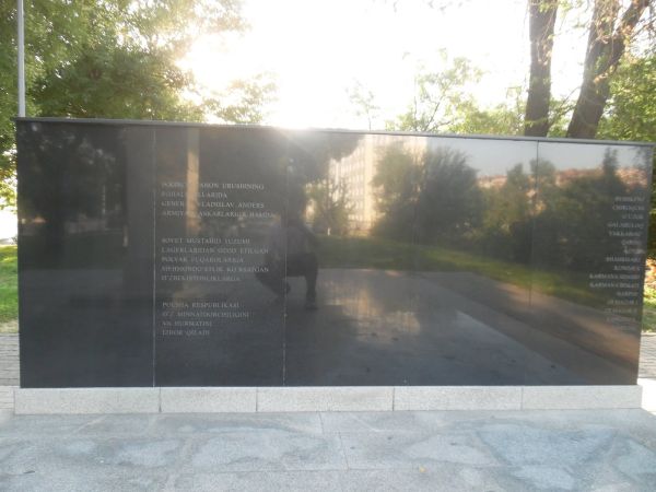 Памятник полякам, интернированным в Узбекистан в годы войны