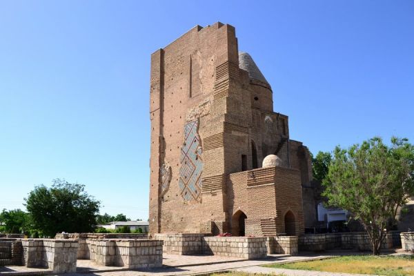 Мемориальный комплекс Дорус-Саодат с мавзолеем Джахангира