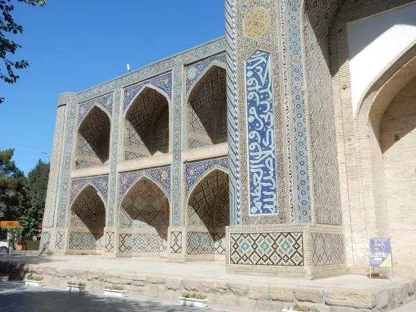 Nodir Divan Madrasasi-Yugur