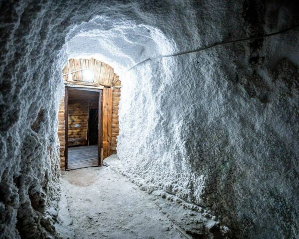 Естественная солевая пещера «Ходжаикон»
