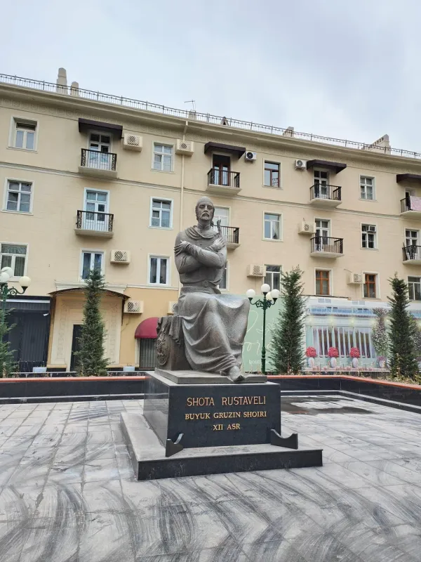 Памятник Шота Руставели