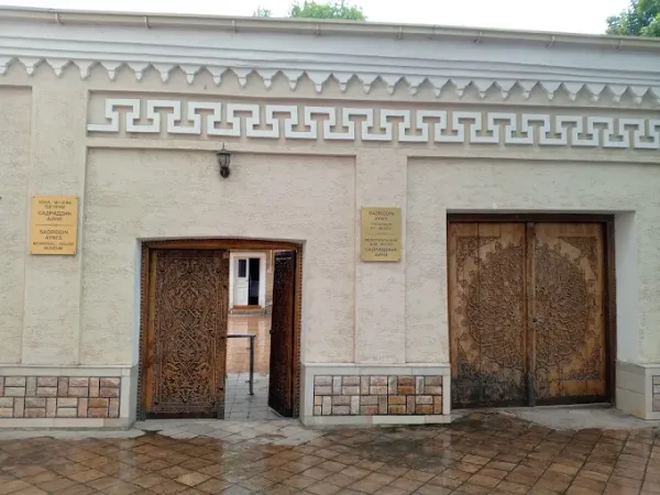 Sadriddin Ayniy uy-muzeyi