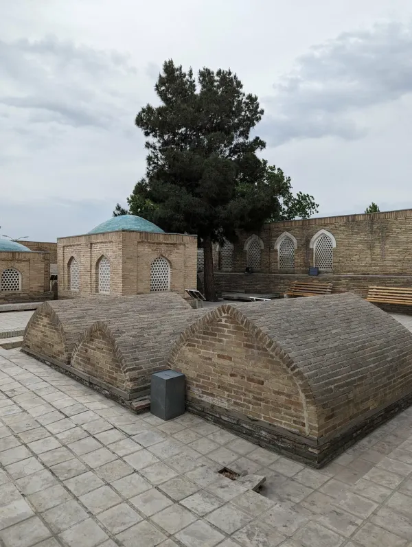 Архитектурный памятник Ханские усыпальницы Дахмаи Шохон