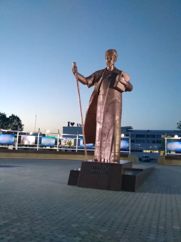 Памятник Алишеру Навои в Гулистане