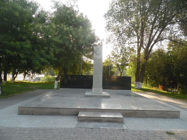 Памятник полякам, интернированным в Узбекистан в годы войны