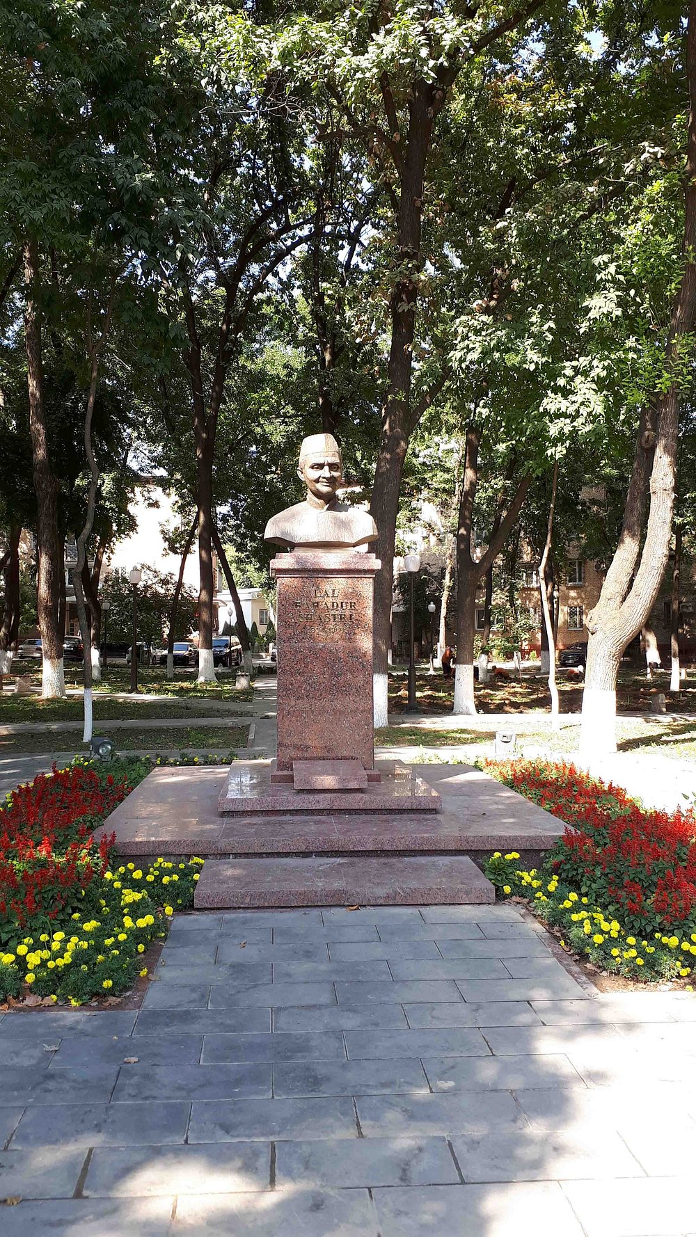 Памятник Лалу Бахадуру Шастри