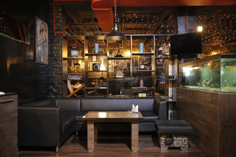 221b - Loft