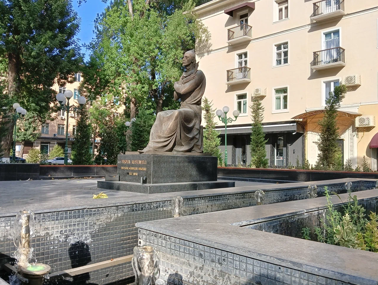Памятник Шота Руставели