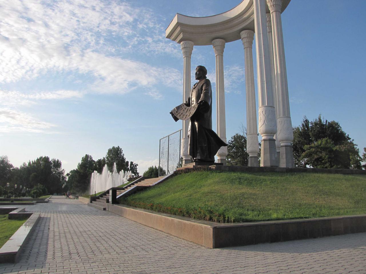 Центральны парк и памятник Аль-Фергани