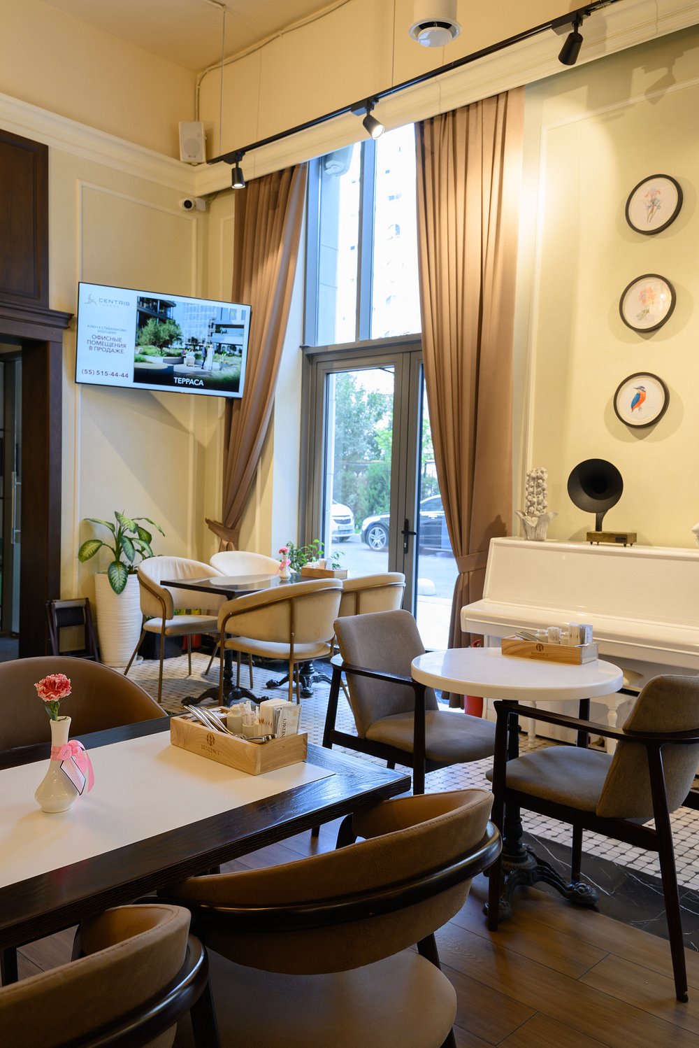 Benedict Cafe