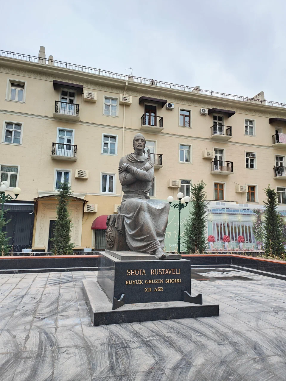 Памятник Шота Руставели