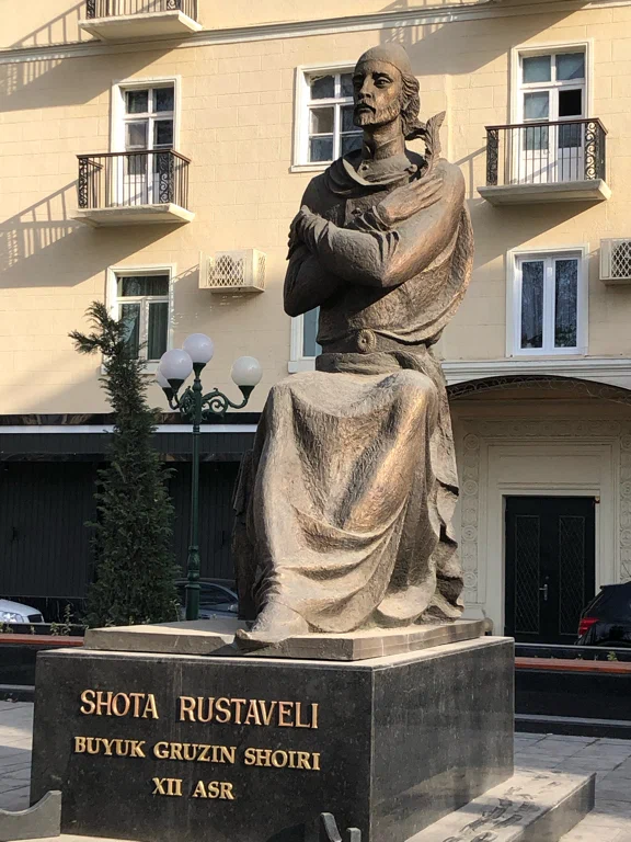 Памятник Шота Руставели