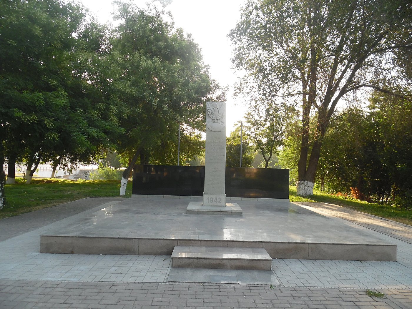 Памятник полякам, интернированным в Узбекистан в годы войны