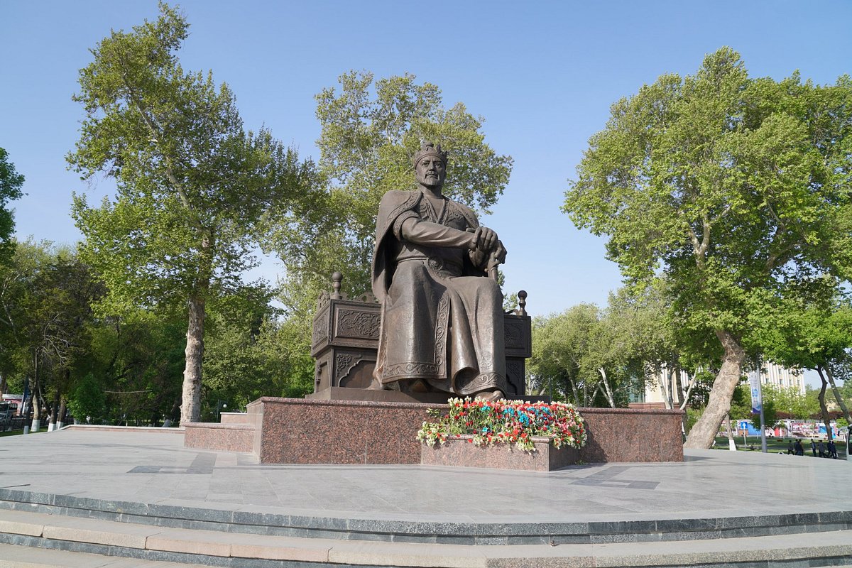 Памятник Амиру Темуру в Самарканде